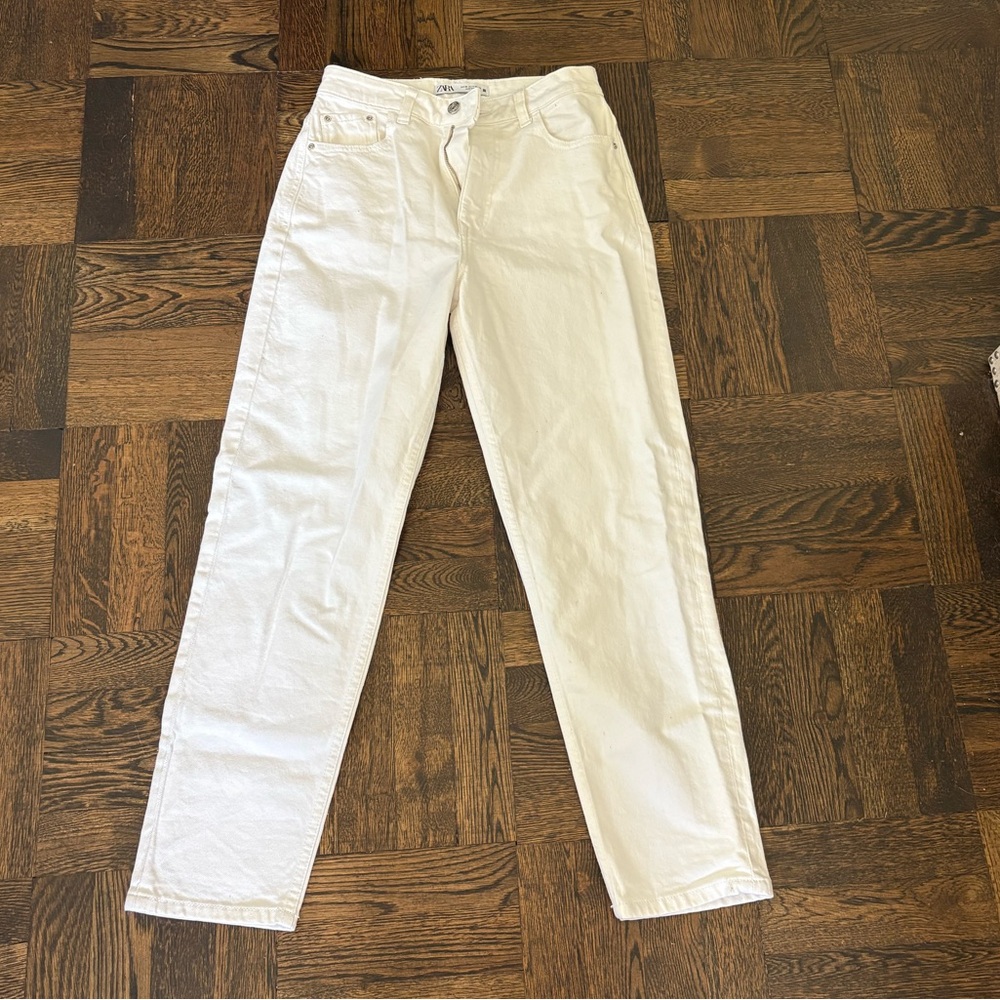Zara White Mom Fit Jeans. High Rise.